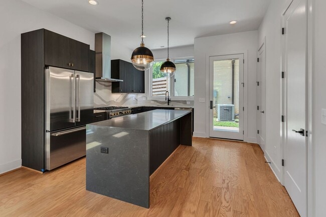 Building Photo - Stunning Salemtown Townhome With Fenced In Yard