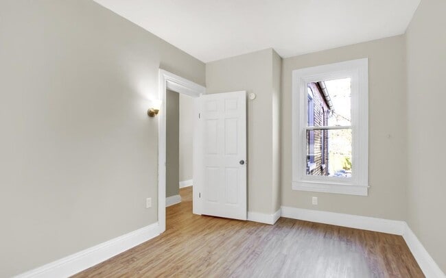 Building Photo - Bright 5 Bedroom, 1.5 Bath Home!