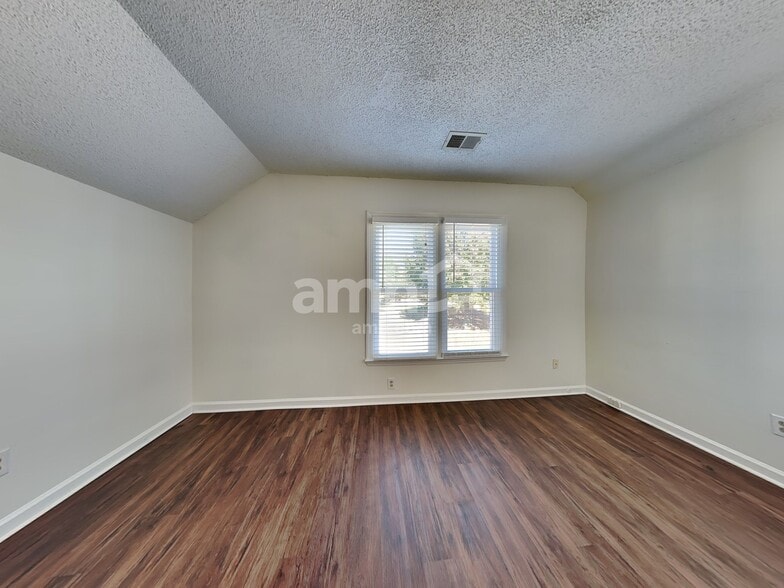 Building Photo - 3300 Kemper Ct