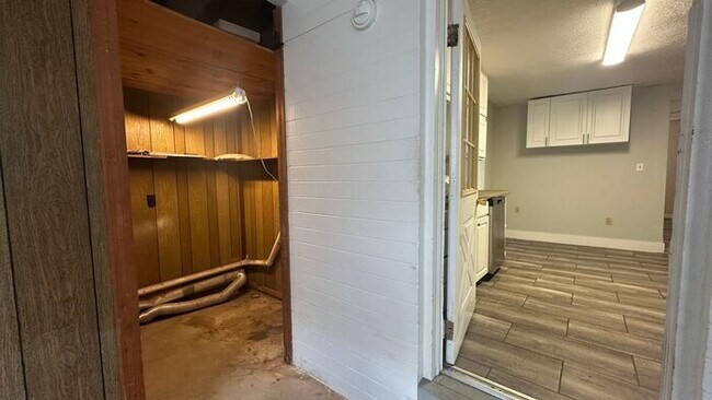 Building Photo - Spacious 3 Bed, 2 Bath Just Minutes from the Beach