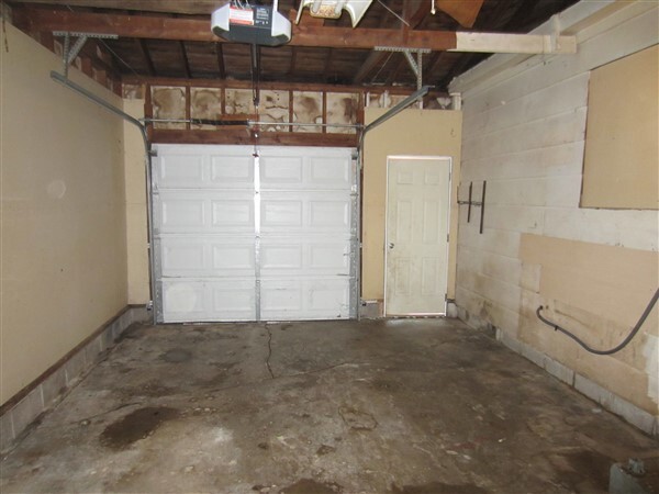 Building Photo - Well-Maintained 3-Bedroom Beauty!