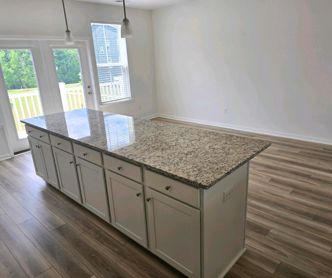 Building Photo - Spacious 4-Bedroom Home with Gourmet Kitch...