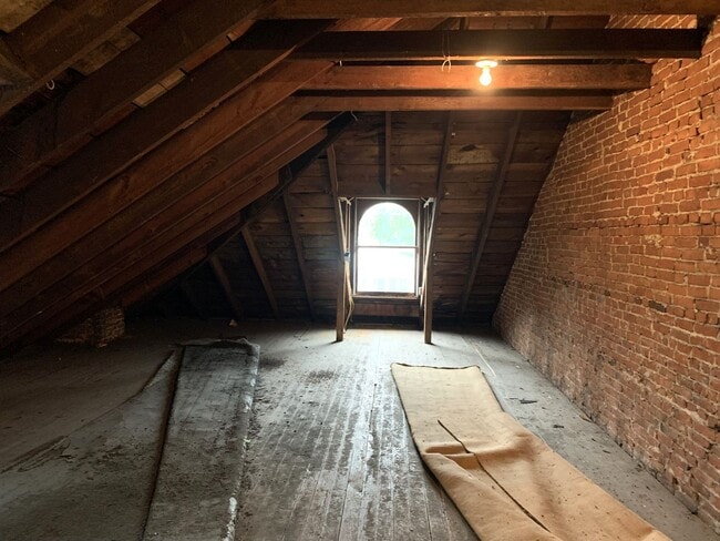 Building Photo - 2-story duplex | 4 bedrooms and 2 full bathrooms