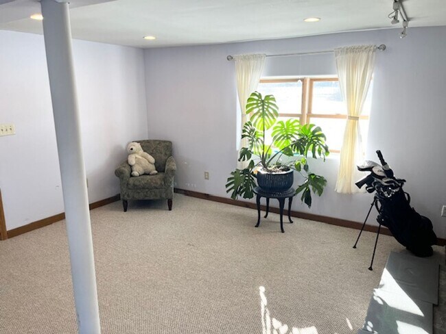 Building Photo - 3 Bedroom Home in South Burlington VT Available 5/1 or anytime in April!