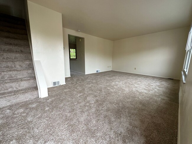 Building Photo - Wonderful Two Bedroom Townhouse in Plum! P...