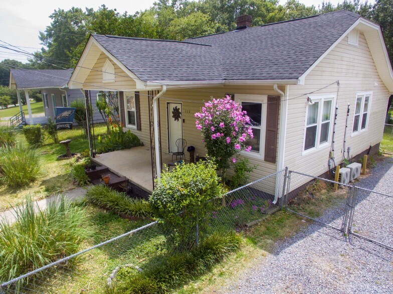 Building Photo - 111 Summit St