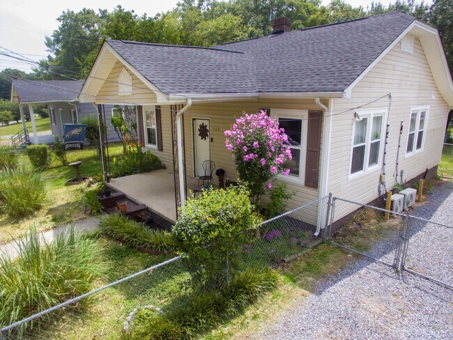 Building Photo - 111 Summit St