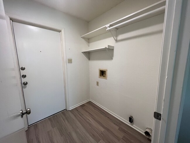 Building Photo - Single Family Home *LEASING SPECIAL AVAILA...