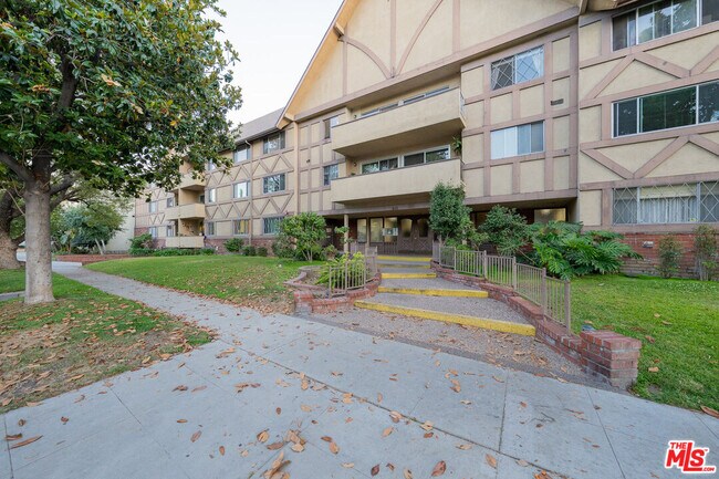 Building Photo - 600 W Stocker St