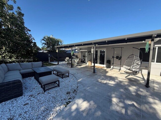 Building Photo - 2612 Acapulco Dr