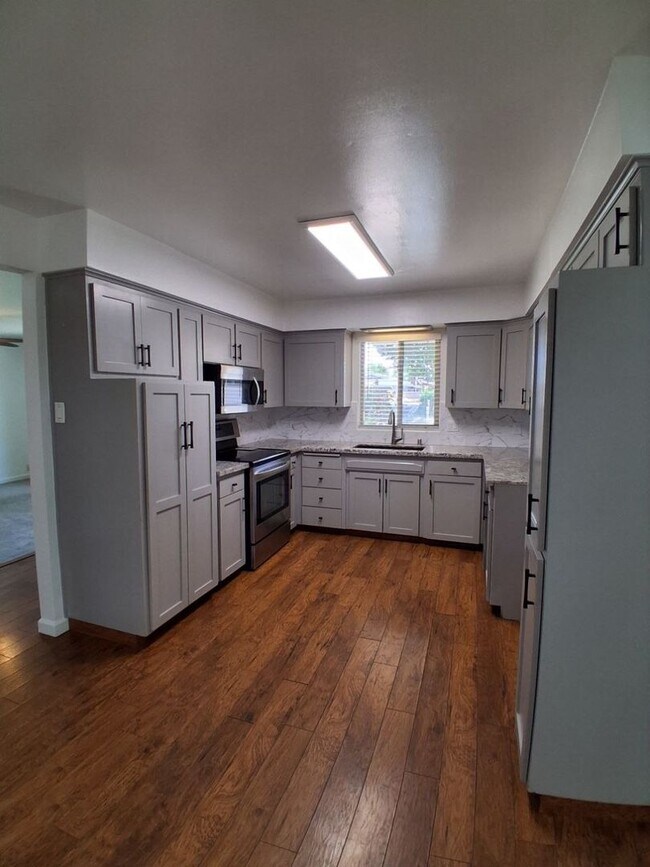 Building Photo - Updated Single-Story 3BR Home with Spacious Living Areas & Convenient Location!