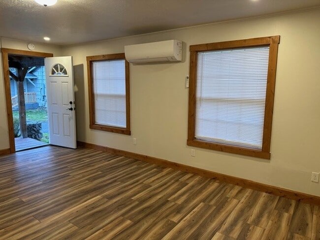 Building Photo - Adorable 1 bedroom Cottage!!