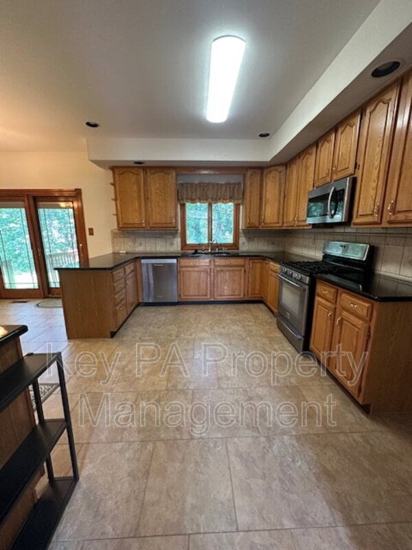 Building Photo - 16 Brookhollow Dr