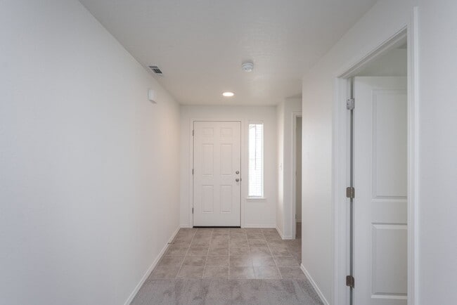 Building Photo - Charming 3 Bedroom Home