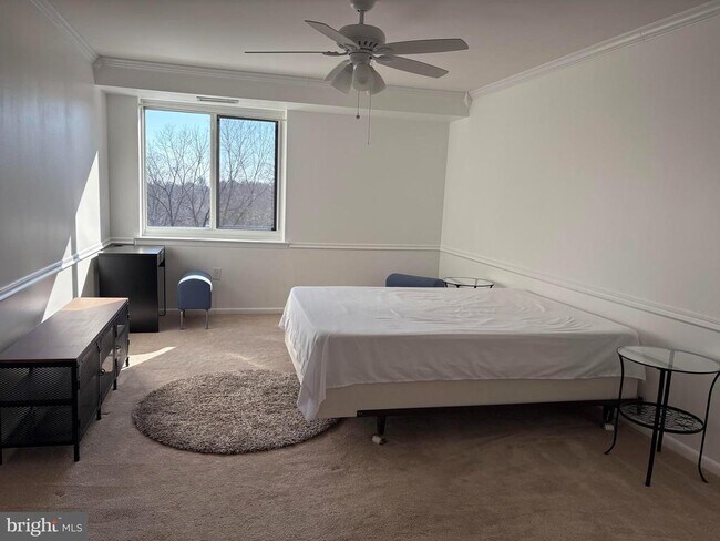 Building Photo - 1637 Oakwood Dr