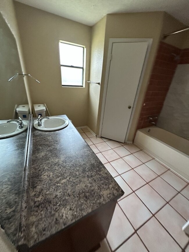 Building Photo - AVAILABLE NOW!!!