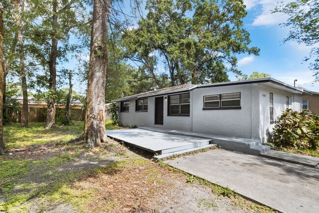 Building Photo - Spacious 4bdrm/1bath House ** $1,945.00 **...