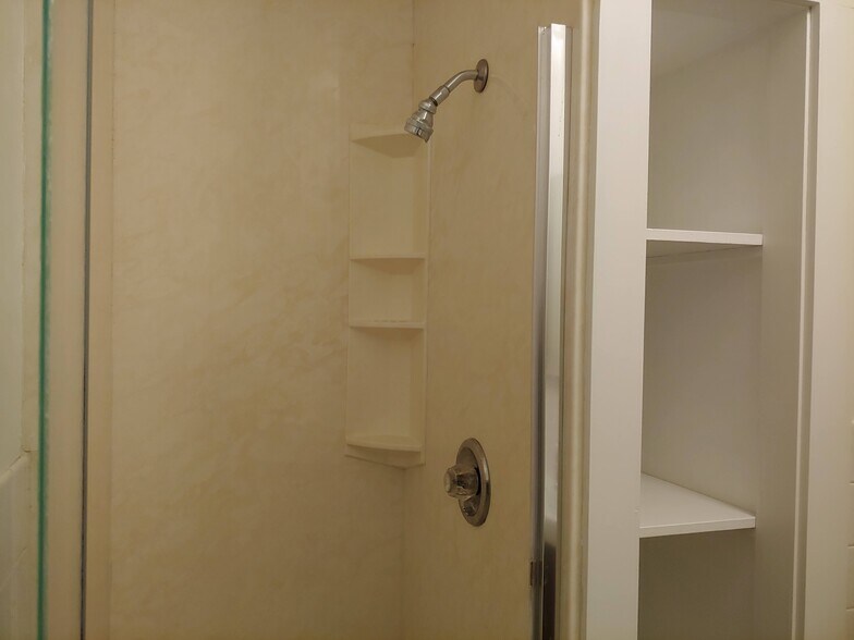 Shower - 704 S Broadway Ave