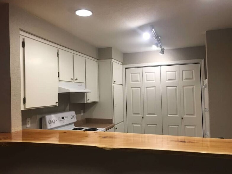 Building Photo - 1700 W Sunn Fjord Ln