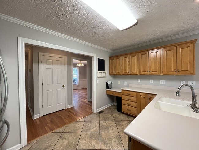 Building Photo - Super spacious 5 bedroom/3.5 bath home for...