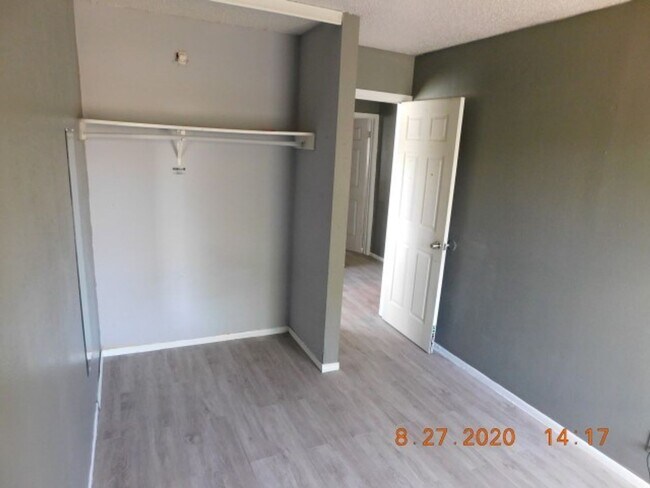 Building Photo - Nice 3 bedrooms, 2 full baths with half ba...