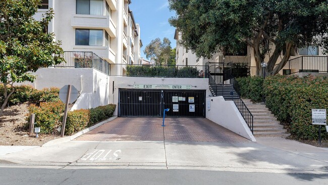 Building Photo - Lovely 1 bedroom Condo in Top-Rated Complex