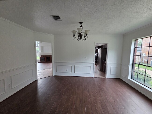 Building Photo - 2827 Lake Colony Dr