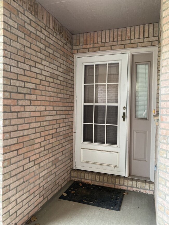 Building Photo - 2325 Northbrook Dr