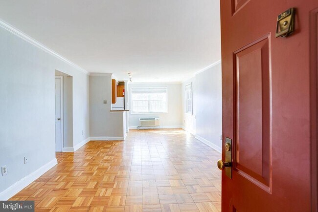 Building Photo - 1716 W Abingdon Dr