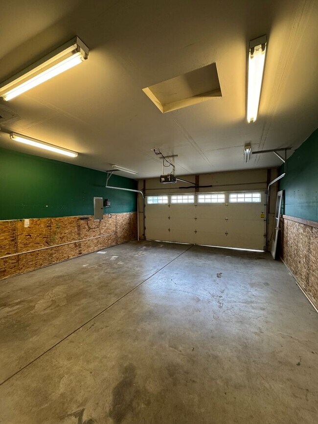 Building Photo - Spacious 4-Bedroom Home for Lease in Cul-d...
