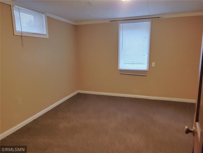 Building Photo - 823 Elm St