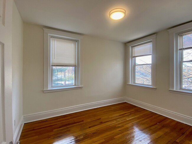 Building Photo - Nicely renovated 2 bed unit with utilities...