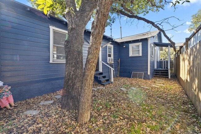 Building Photo - Cherrywood Duplex 7 Bedroom 4 Full Baths