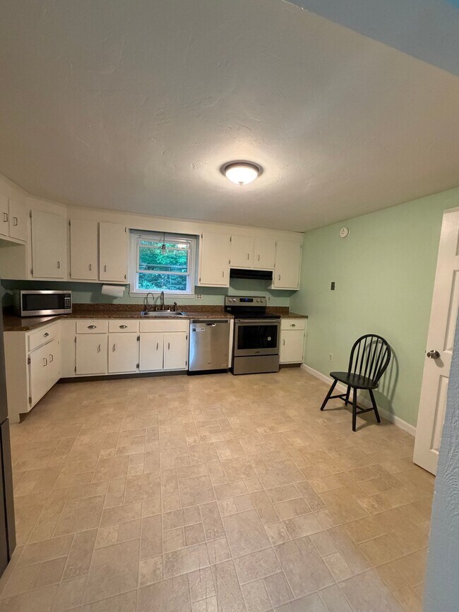 Building Photo - 7 Amvet Dr