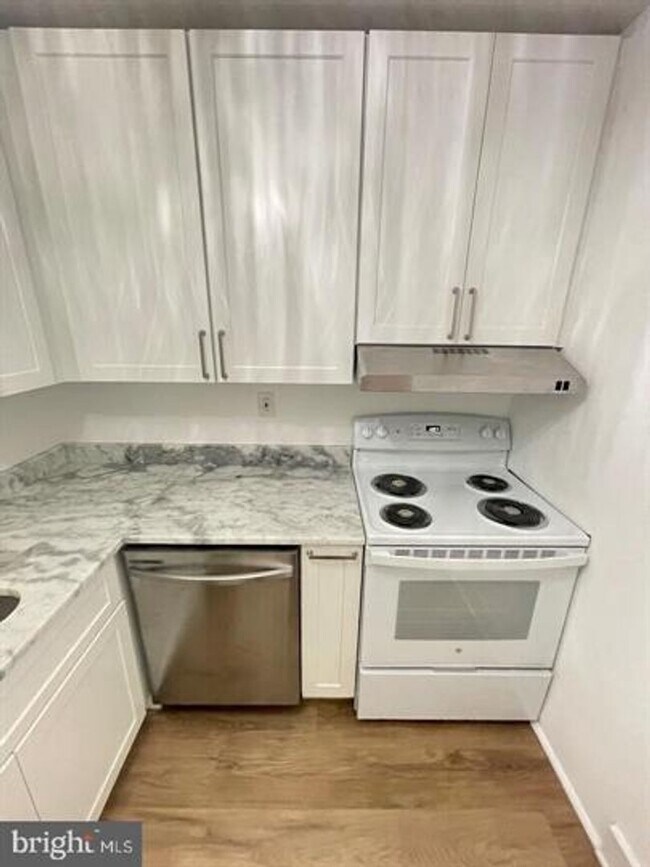 Building Photo - Spacious Studio with all Utilities Included
