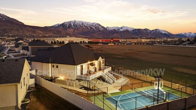 Building Photo - 1437 W Valley Dr