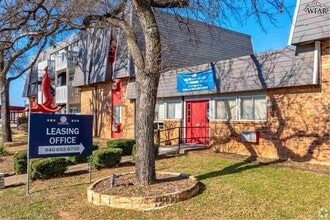 Building Photo - 2612 Southwest Pkwy