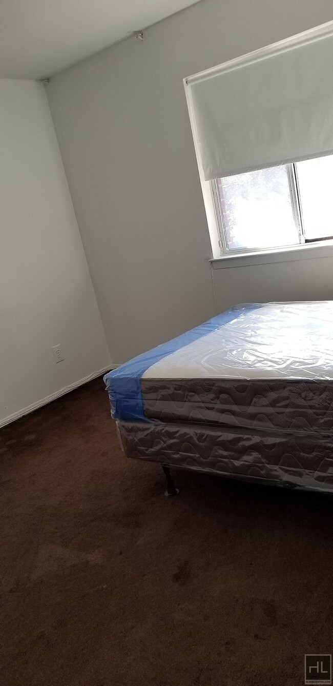 Primary Photo - ROOM! ROOM! ROOM FOR RENT IN BROWNSVILLE M...