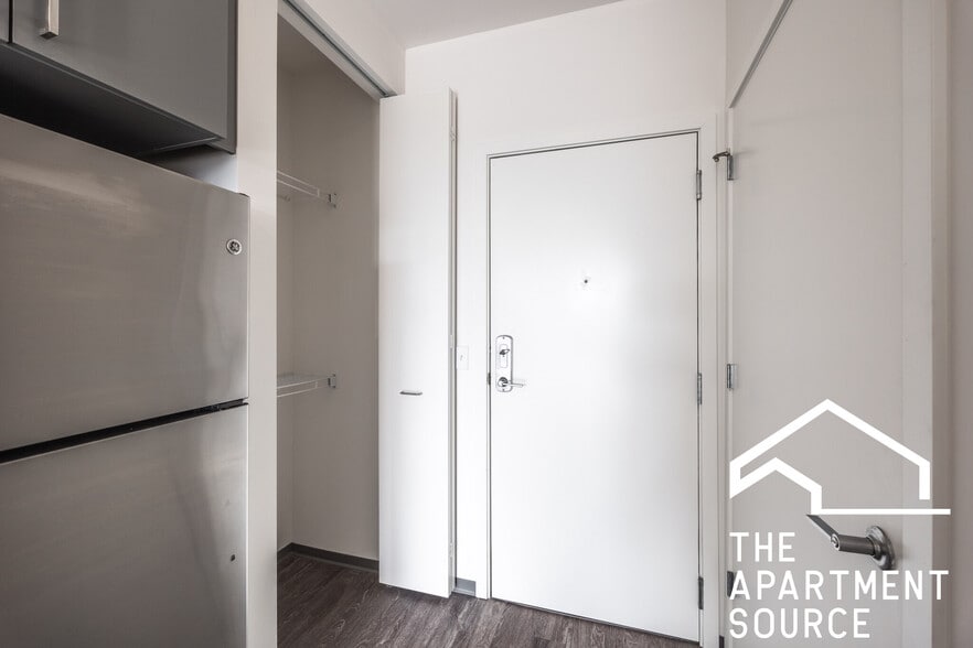 Building Photo - 2340 N California Ave