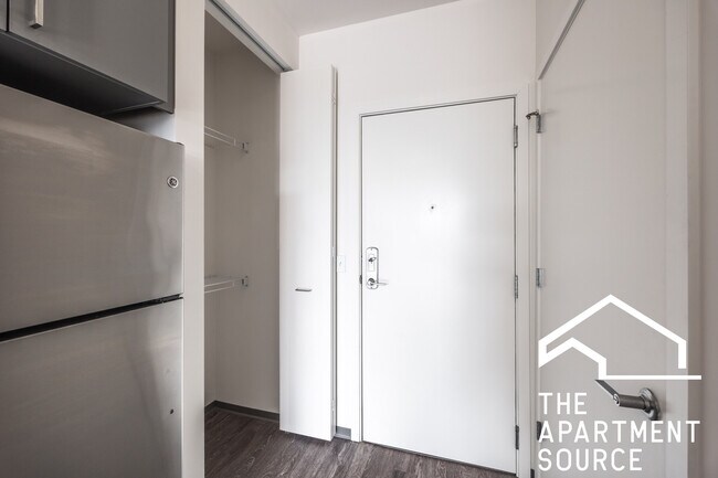 Building Photo - 2340 N California Ave