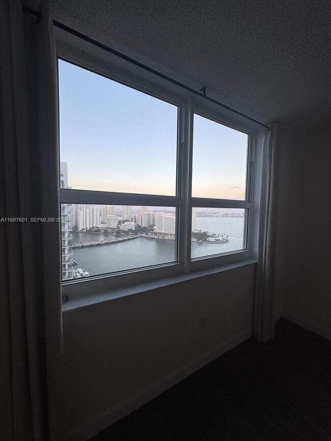 Building Photo - 1155 Brickell Bay Dr