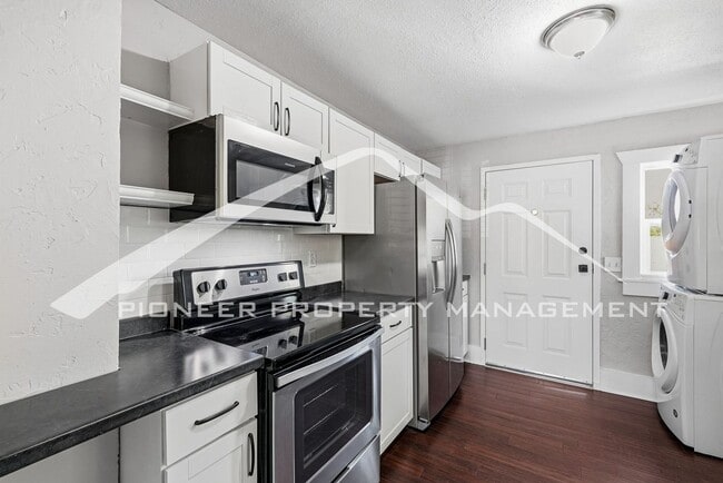 Building Photo - Spacious Home with 2 Kitchens and Central AC