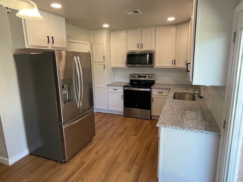 Building Photo - 1117 W Woodlane Dr