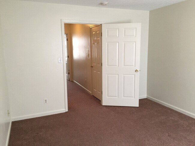 Building Photo - 2 Bed, 1.5 Bath Apartment in Shelbyville!