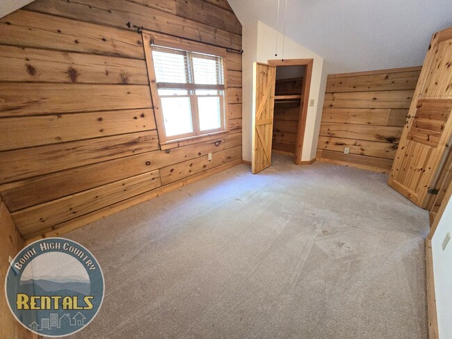 Building Photo - Beautiful Cabin in Sugar Grove with Multi-...