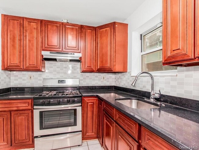 Building Photo - 661 Sagamore St