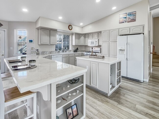 Building Photo - HUGE GARAGE BIGGER HOUSE