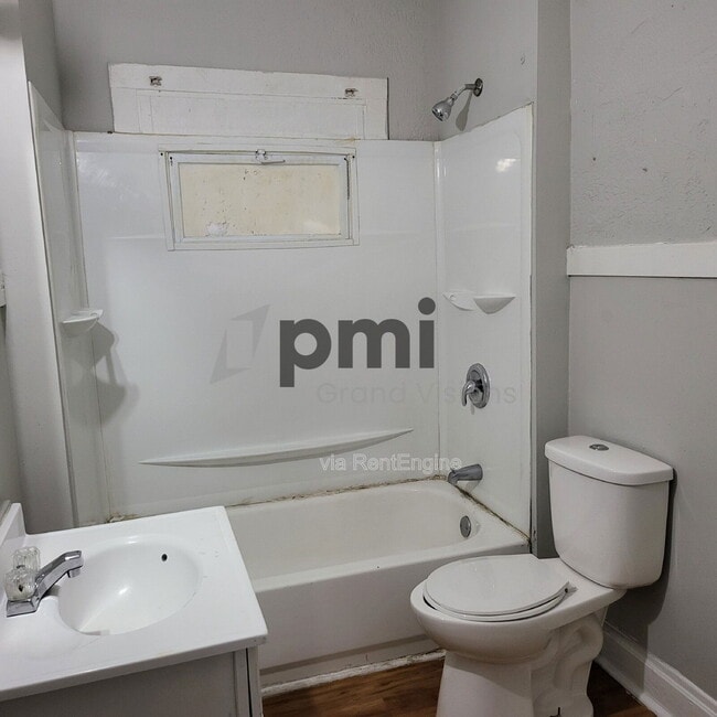 Building Photo - 941 E Cantrell St