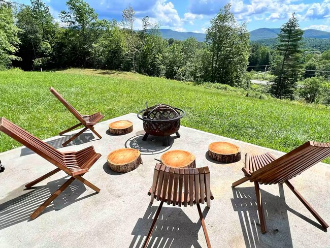 Building Photo - 4 Bedroom in Waterbury, VT Available NOW (Furnished + Utilities included)