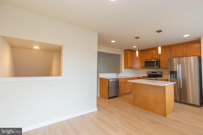 Building Photo - 440 Rumbling Rock Rd